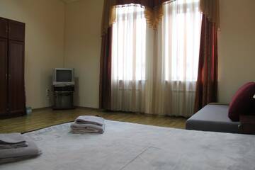 Фото номера Четырехместный номер Апартаменты Apartments Domovik ,Kirilla i Mefodiya, 5 г. Мукачево 10