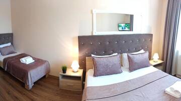 Фото номера Трехместный номер с балконом Апартаменты Elite Lux Apartment with balcony г. Мукачево 43